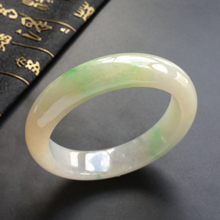 (超值推荐)糯冰种淡黄翡略飘翠手镯(54.6mm)