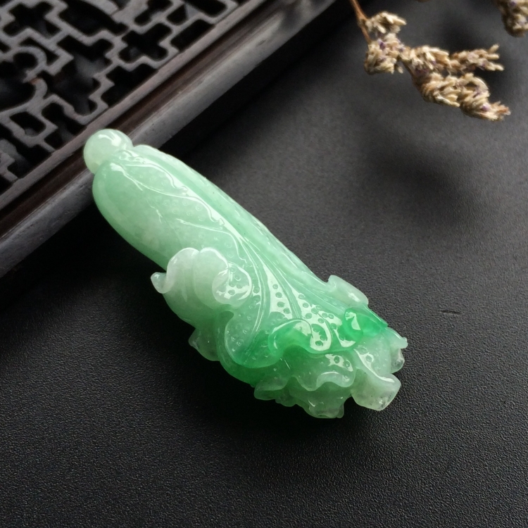 （超值推荐）糯冰种略飘翠白菜挂件