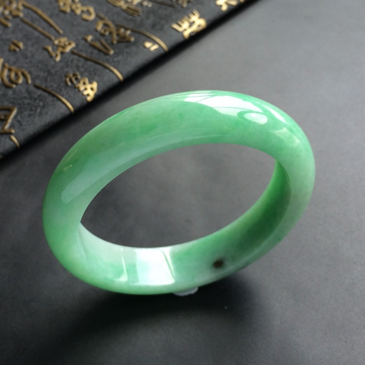 (超值推荐)糯冰种豆绿手镯(56mm)