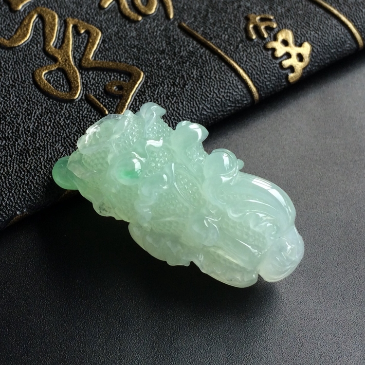 (超值推荐)糯冰种略飘翠白菜挂件