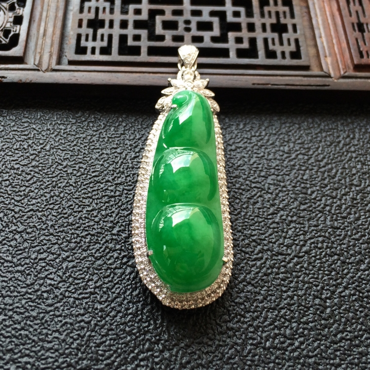 (超值推荐)糯冰种阳绿镶白金钻石四季豆胸坠