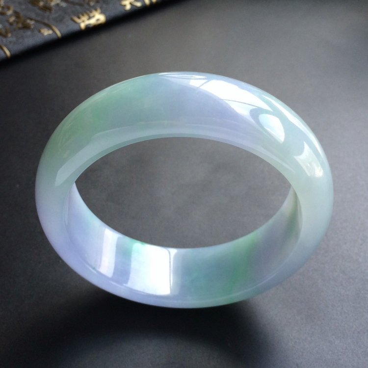 (超值推荐)糯冰种春带彩手镯(60.7mm)