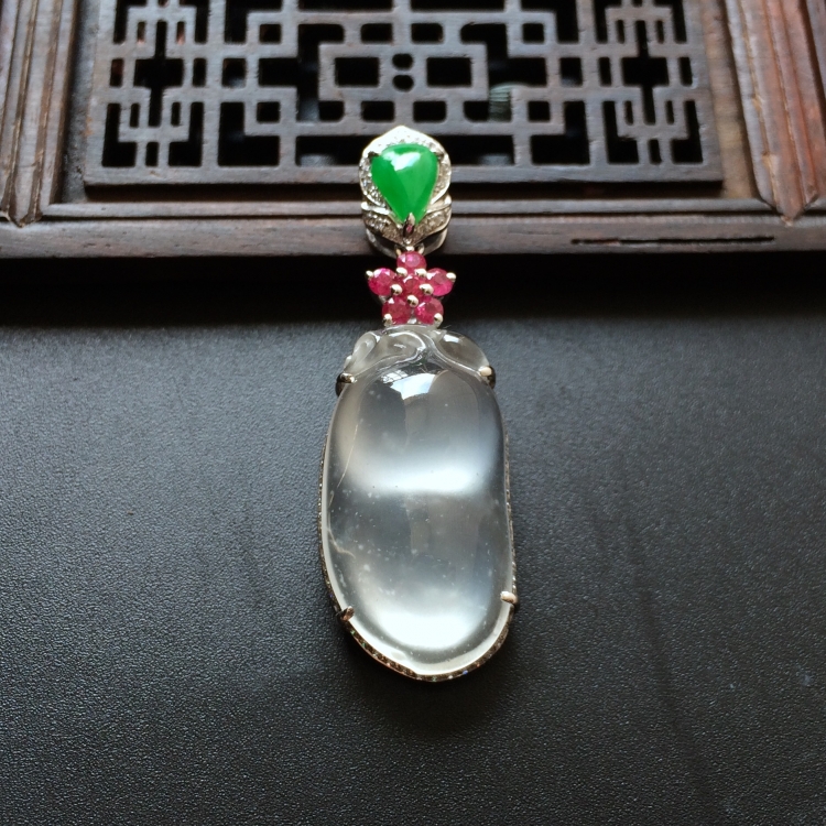 (超值推荐)冰种淡晴水四季豆胸坠