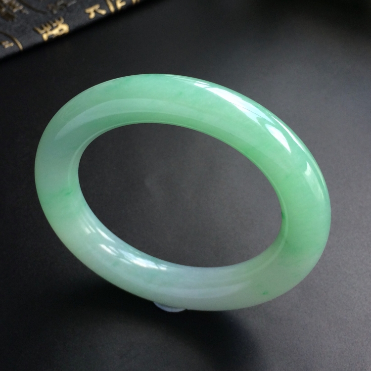 (超值推荐)糯冰种晴水略飘翠圆条手镯(56.1mm)