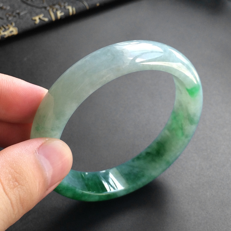(超值推荐)糯冰种飘翠手镯(56mm)