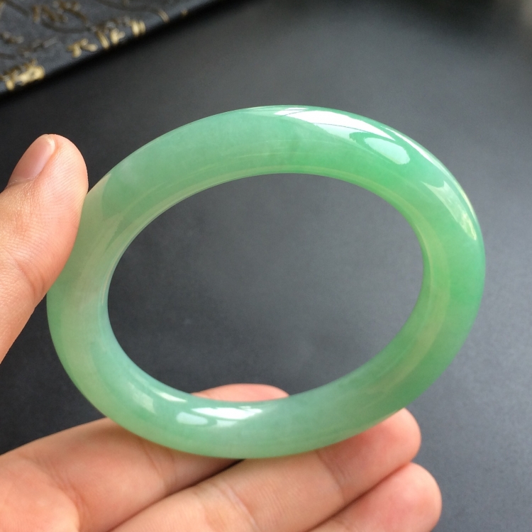 (超值推荐)糯冰种浅绿圆条手镯(57.4mm)
