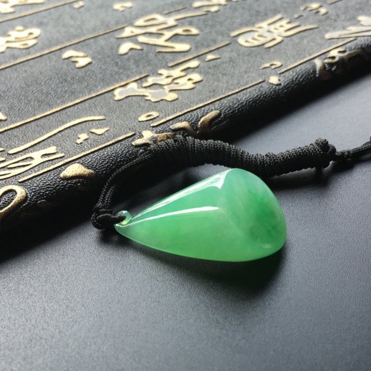 糯冰种翠色随形挂件