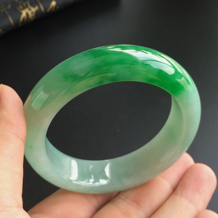 (超值推荐)糯冰种飘翠手镯(55.1mm)
