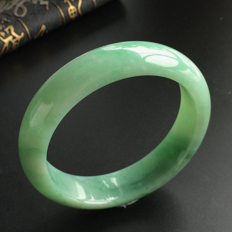 (超值推荐)糯冰种晴水略飘翠手镯(58mm)