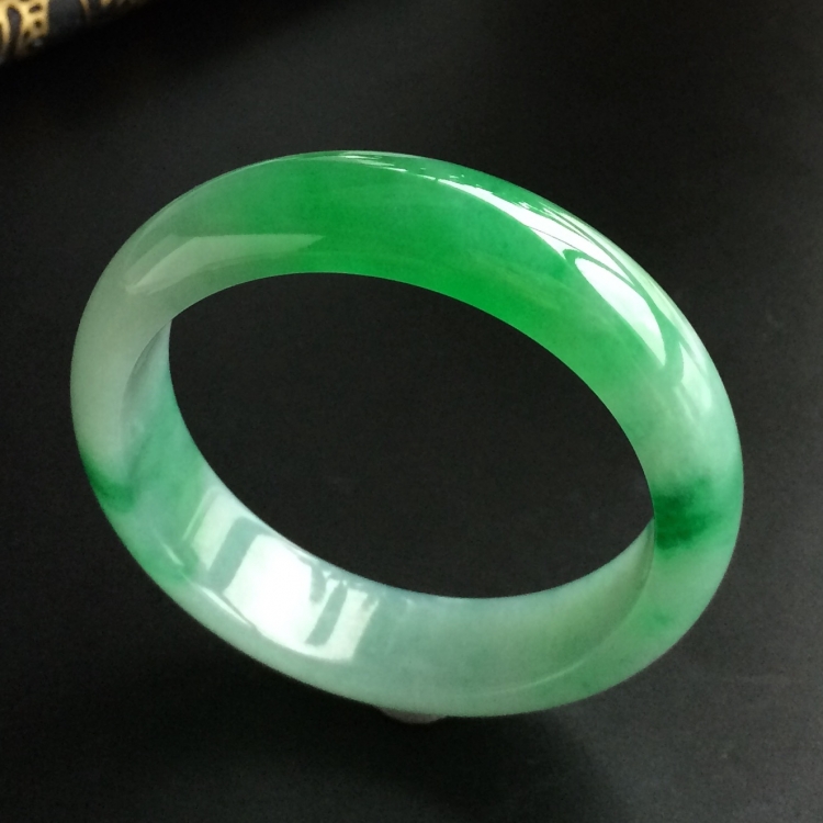 (超值推荐)糯冰种飘翠手镯(57mm)