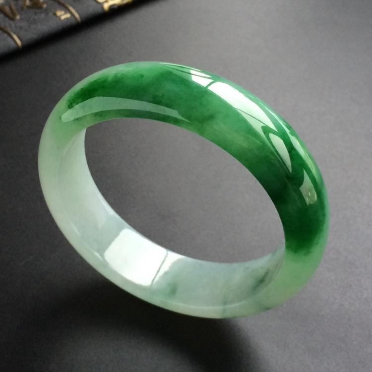 (超值推荐)糯冰种飘绿花手镯(55.2mm)