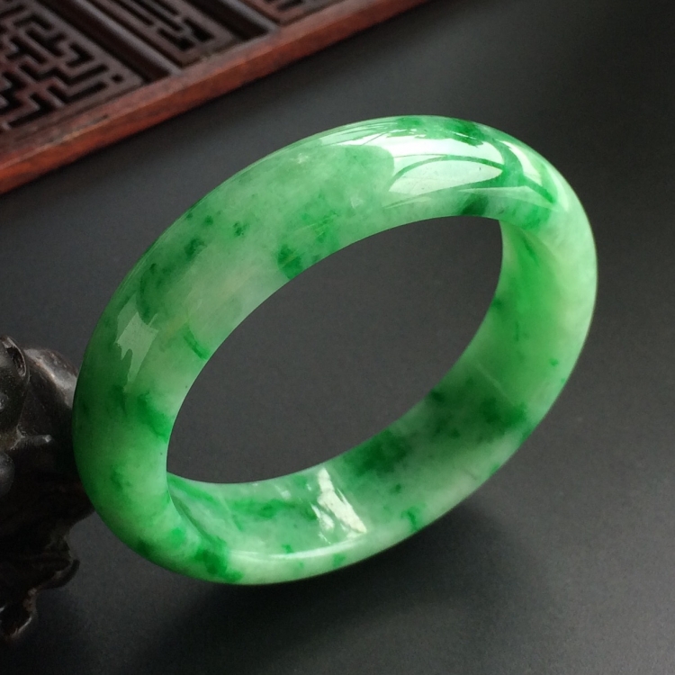 (超值推荐)糯冰种飘翠贵妃镯(55.3mm-48.4mm)