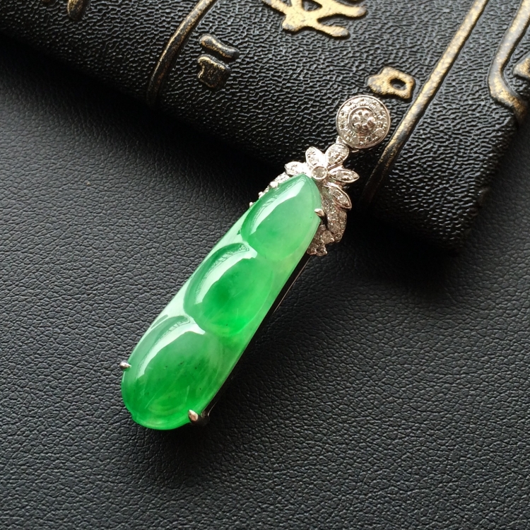 (超值推荐)冰种翠色镶白金钻石四季豆胸坠