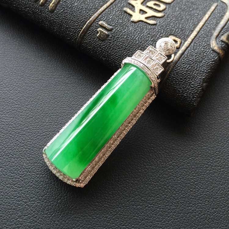 (超值推荐)冰种翠绿镶白金钻石平安牌胸坠