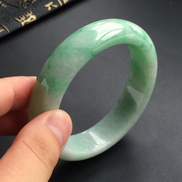 (超值推荐)糯冰种飘翠手镯(57.5mm)