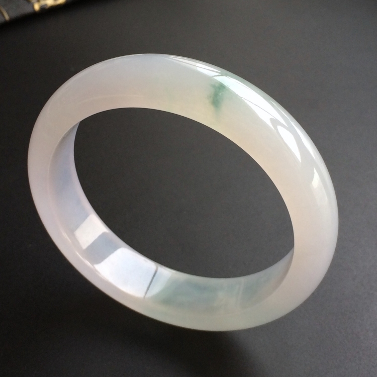 (超值推荐)糯冰种晴水略飘花手镯(56.8mm)