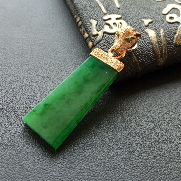 (超值推荐)糯冰种翠绿镶玫瑰金平安牌胸坠