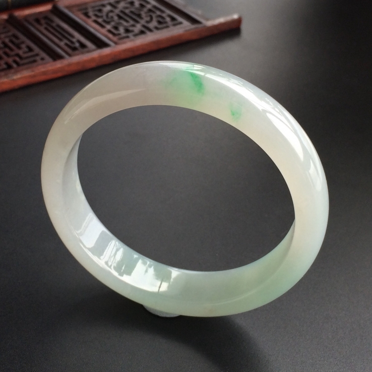 (超值推荐)糯冰种晴水略飘翠手镯(58.4mm)