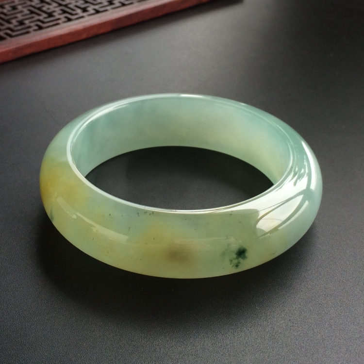 (超值推荐)糯冰种晴水黄翡略飘花手镯(57.4mm)