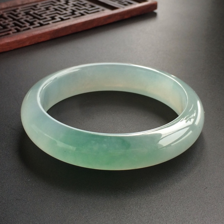 (超值推荐)糯冰种飘花手镯(55.5mm)