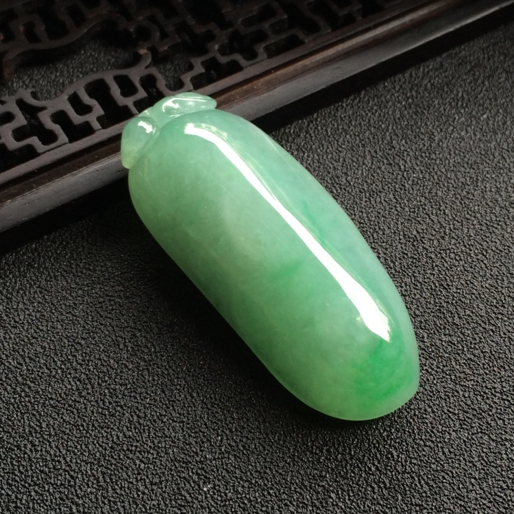 （超值推荐）糯冰种飘绿花福瓜挂件