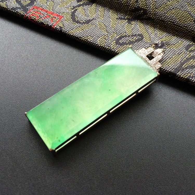 (超值推荐)冰玻种飘翠镶白金钻石平安牌胸坠