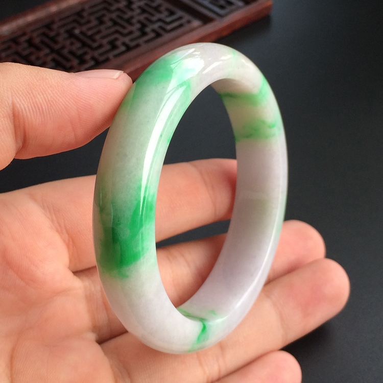 (超值推荐)糯冰种淡春带彩手镯(52mm)