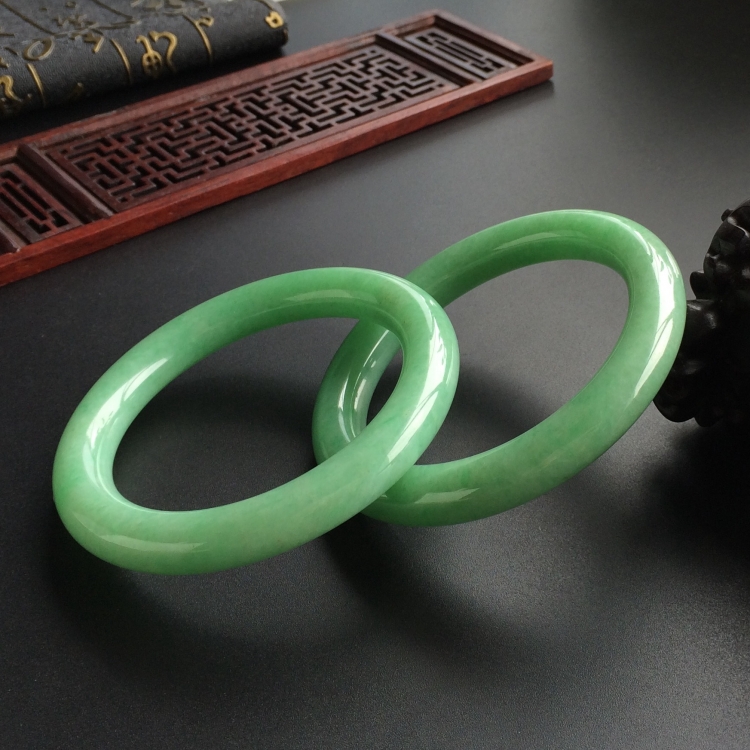 (超值推荐)糯冰种豆绿圆条手镯(一对)(58.1mm/58.8mm)