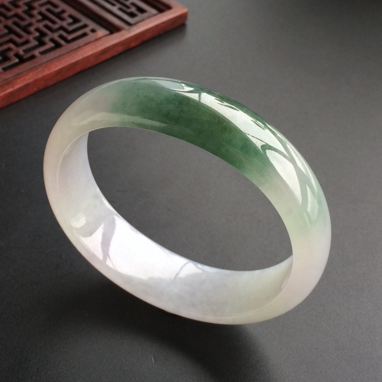 (超值推荐)糯冰种淡紫罗兰飘花贵妃镯(54.8mm-48.6mm)