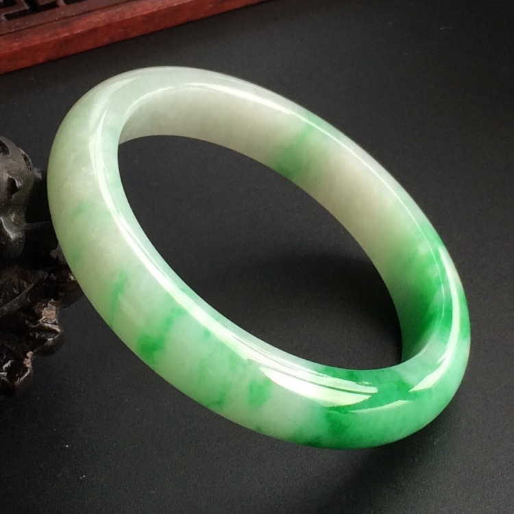 (超值推荐)糯冰种飘翠手镯(58mm)