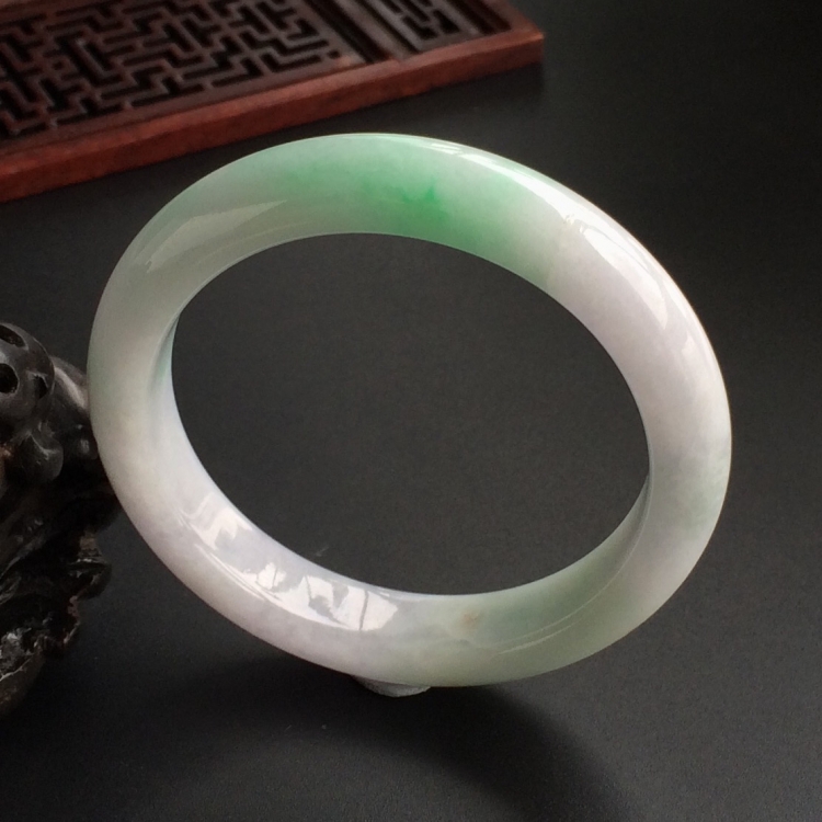 (超值推荐)糯冰种淡春带彩手镯(55.3mm)