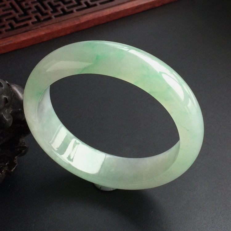 (超值推荐)糯冰种飘绿花手镯(53.7mm)