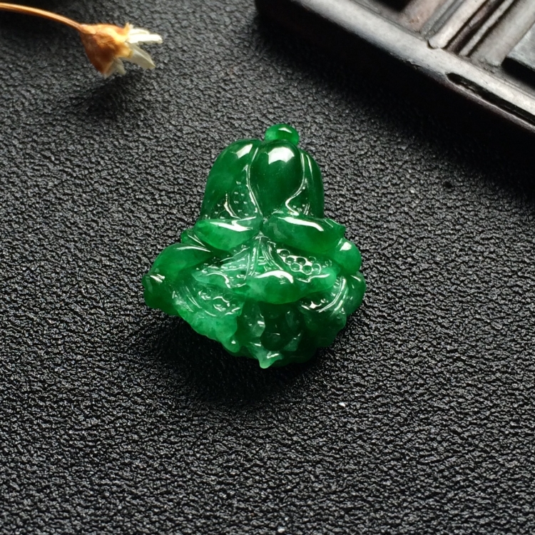 （超值推荐）糯冰种阳绿白菜挂件