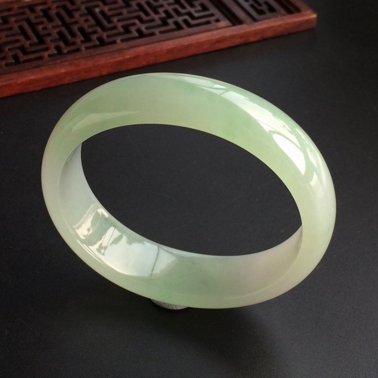 (超值推荐)糯冰种晴水贵妃镯(56.8mm-48.7mm)