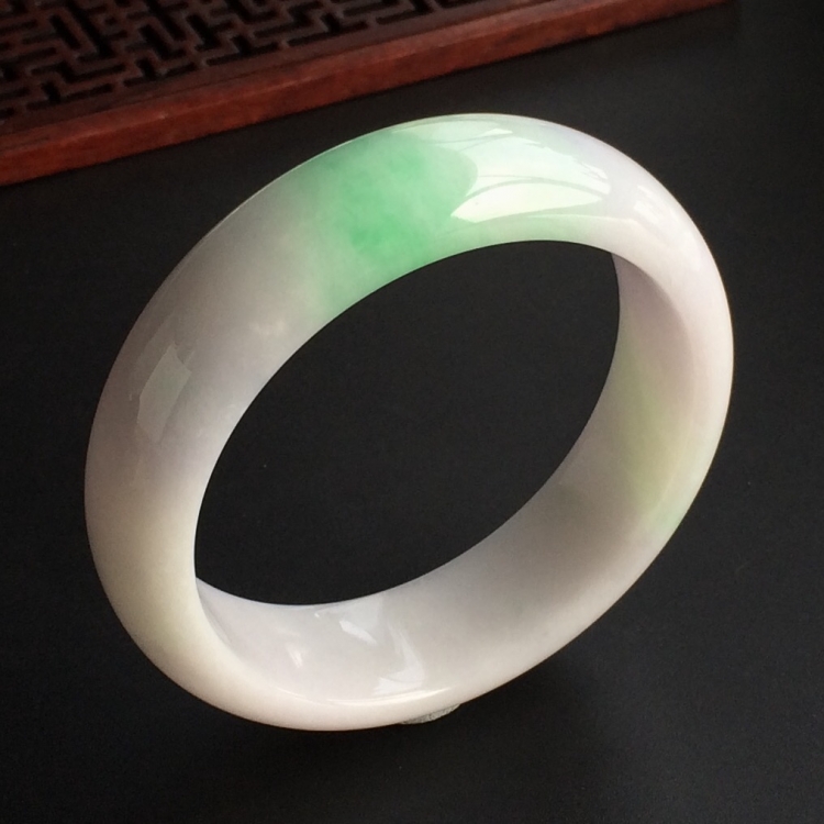 (超值推荐)糯冰种淡春带彩手镯(54.5mm)