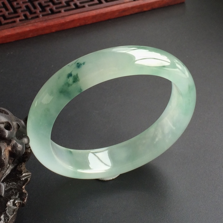 (超值推荐)冰种飘花贵妃镯(53.6mm-46.2mm)