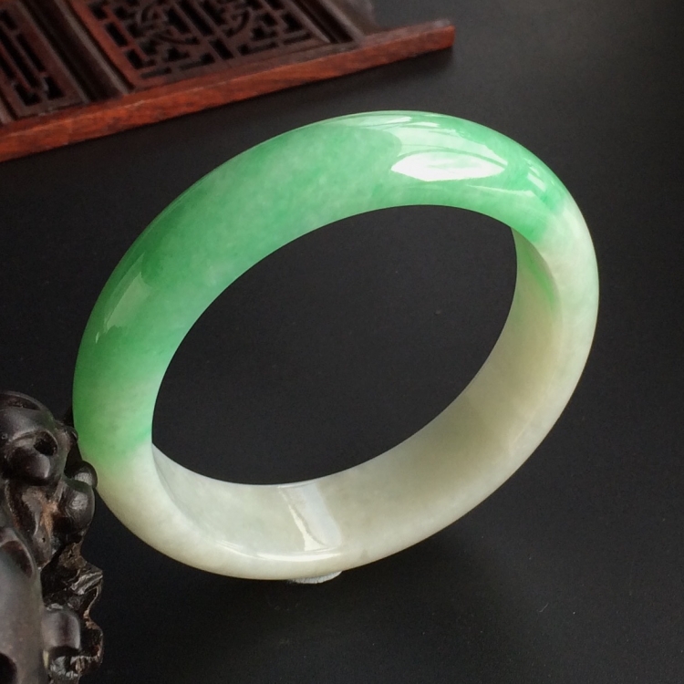 (超值推荐)糯冰种飘翠手镯(56.3mm)