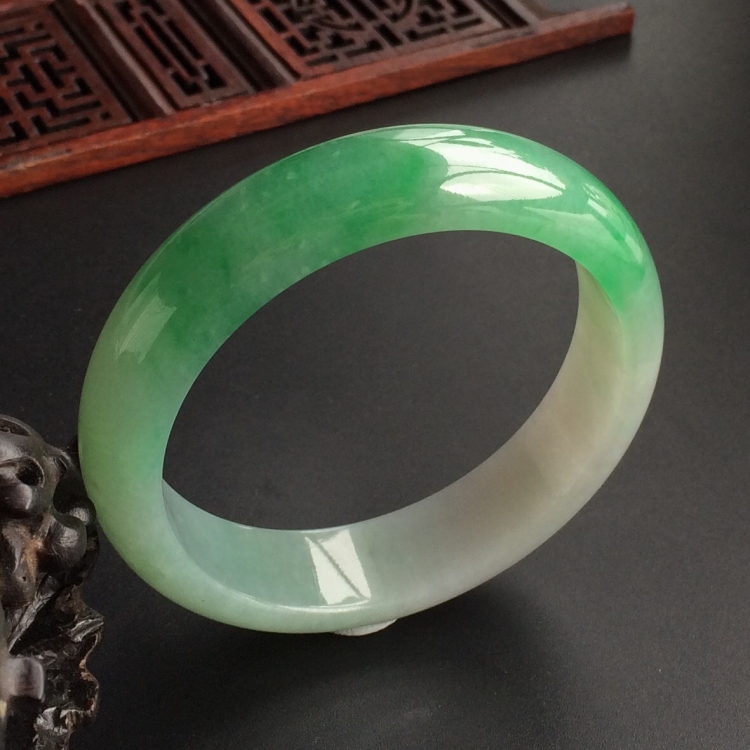 (超值推荐)糯冰种飘翠手镯(56.5mm)