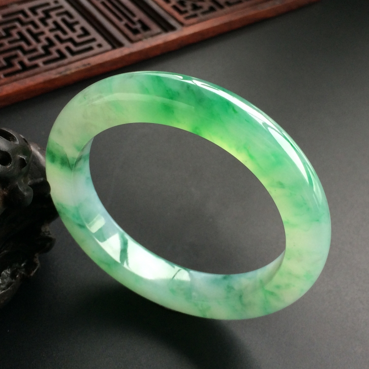 (超值推荐)糯冰种飘翠手镯(51.6mm)