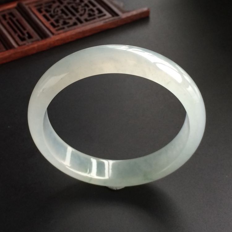 (超值推荐)冰种略飘花手镯(57.2mm)