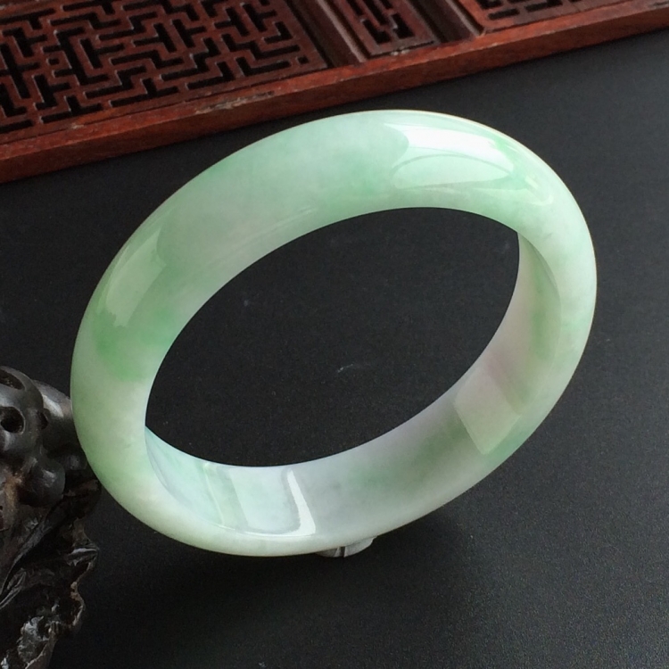 (超值推荐)糯冰种飘绿花手镯(58.1mm)