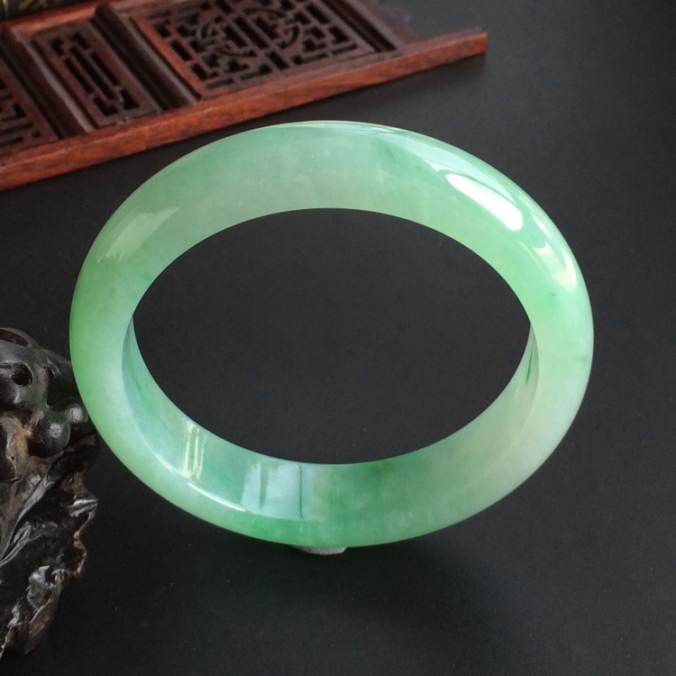 (超值推荐)糯冰种略飘翠手镯(57.6mm)