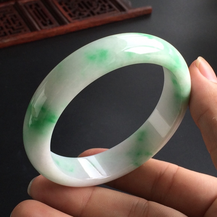 (超值推荐)糯冰种白底青手镯(57.7mm)