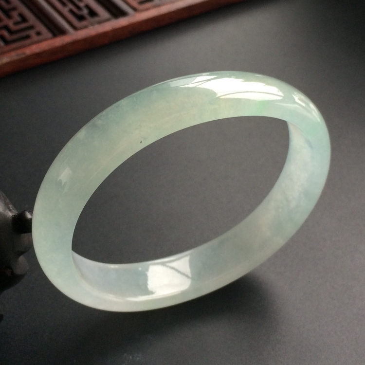 (超值推荐)冰种晴水略飘花贵妃镯(55.3mm-45.7mm)
