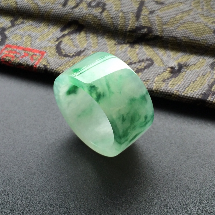 (超值推荐)糯冰种飘绿花指环/挂件