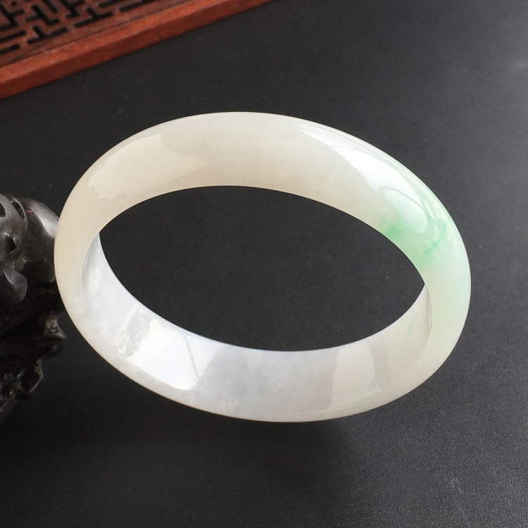 (超值推荐)糯冰种略飘翠贵妃镯(55.4mm-51mm)