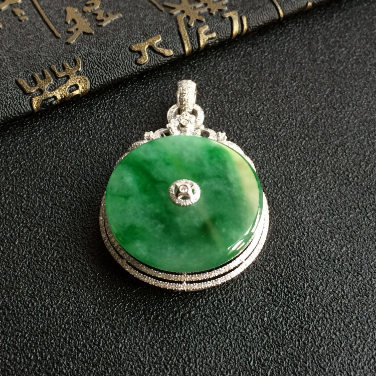 (超值推荐)糯冰种飘翠镶白金钻石胸坠