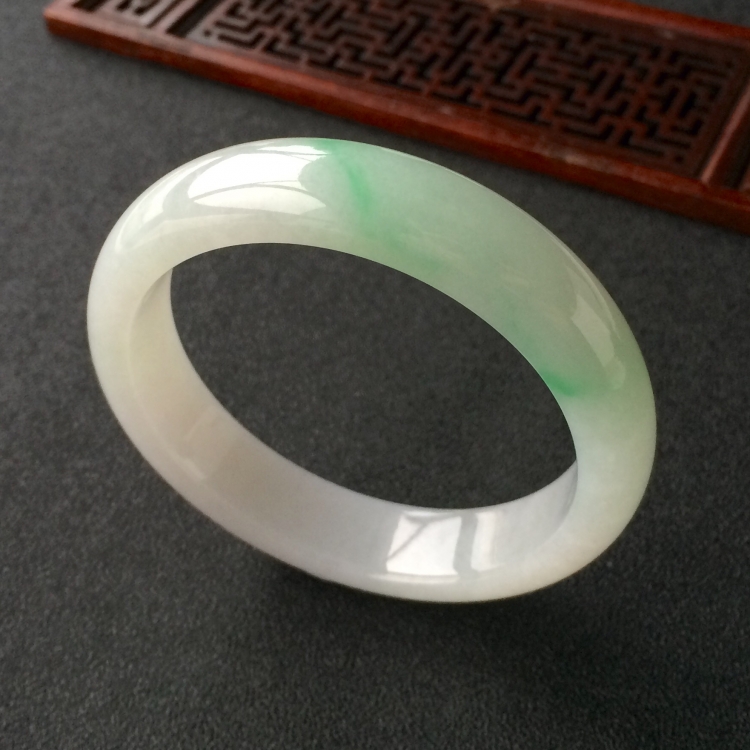 (超值推荐)糯冰种略飘翠手镯(55.4mm)