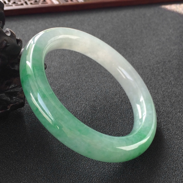 (超值推荐)糯冰种飘翠圆条手镯(55.1mm)