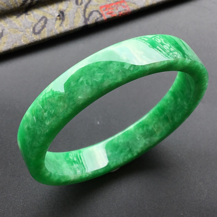 (超值推荐)糯冰种翠色手镯(57.5mm)